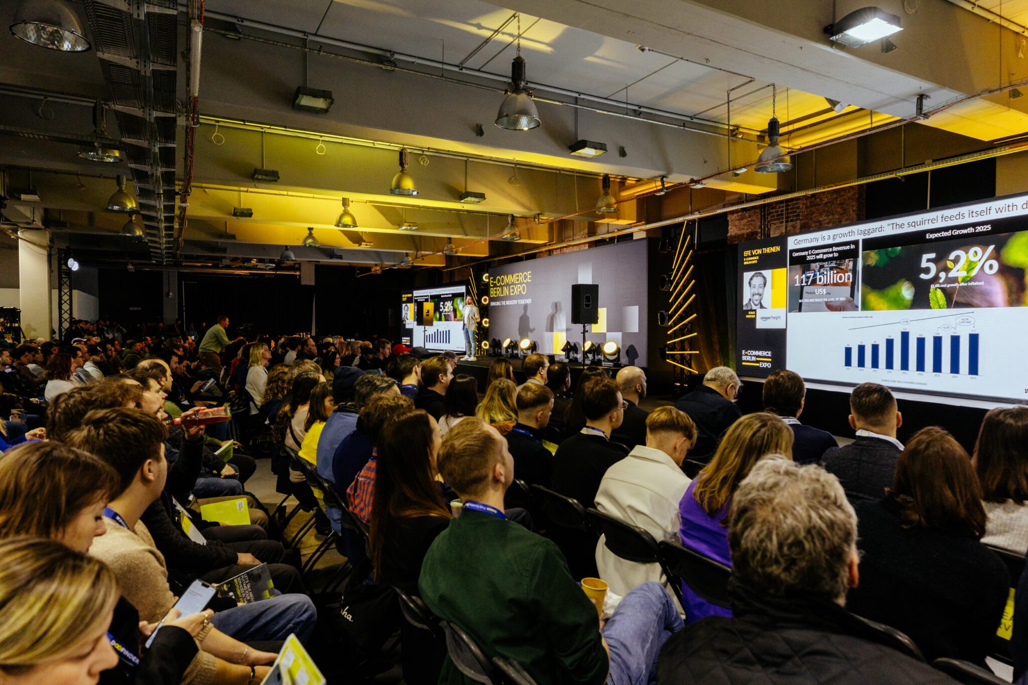 Participants in a talk given by E-commerce experts at the E-commerce Berlin Expo in March 2025 / Partecipanti ad un discorso tenuto da esperti E-commerce all'E-commerce Berlin Expo nel Marzo 2025